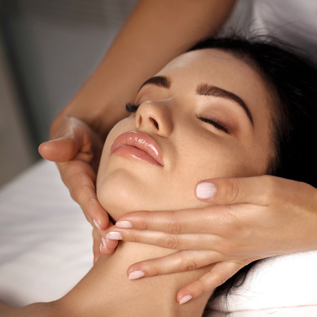 Glow & Calm 20’ (Facial + Craneal + Limpieza Simple)